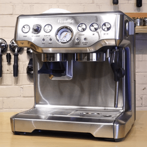 Produktansicht der Breville Barista Express BES870XL mit äußeren Bedienelementen und Zubereitungsbereich