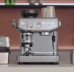 Produktansicht der Breville Barista Express Impress BES876 mit äußeren Bedienelementen und Zubereitungsbereich
