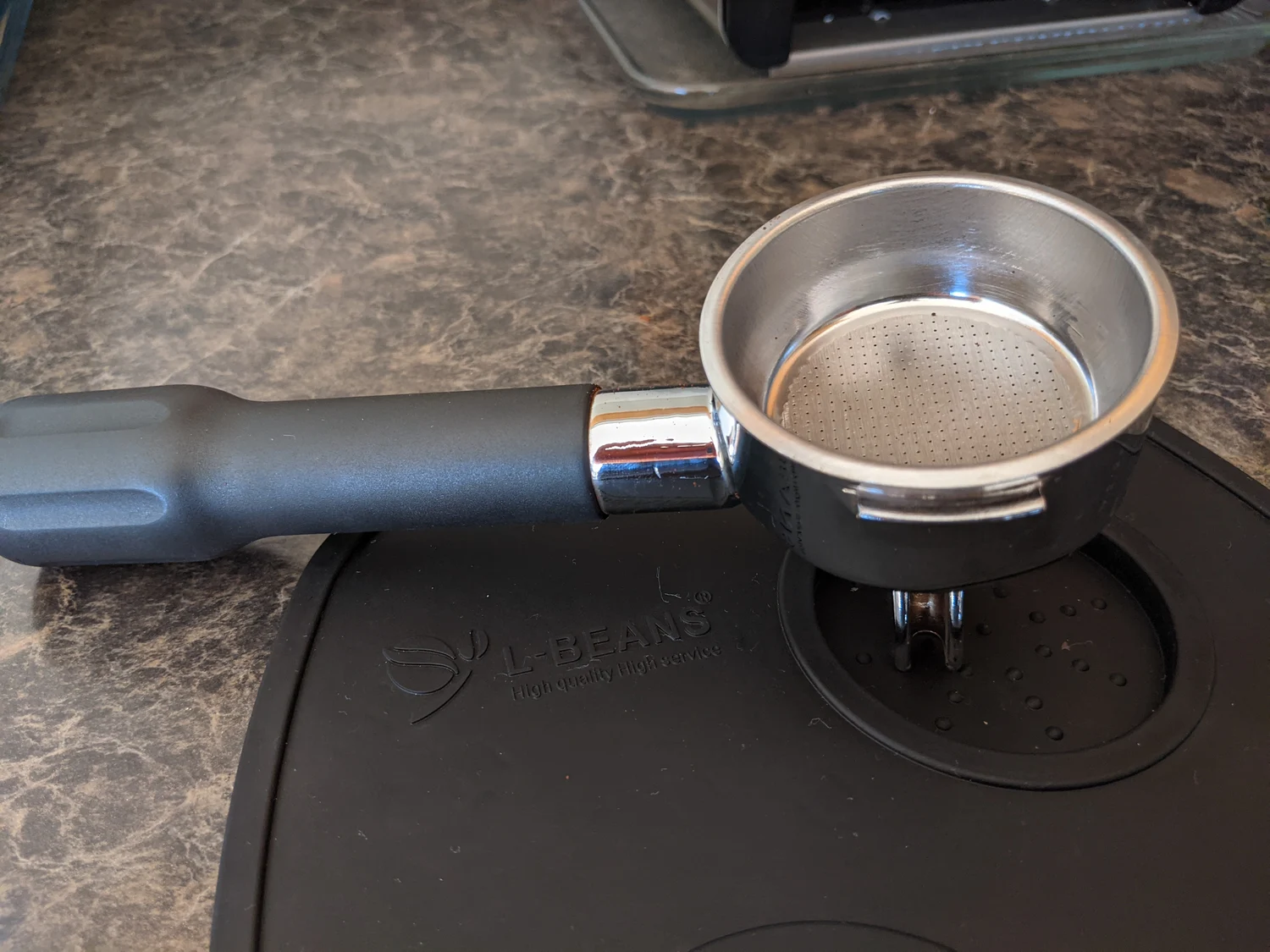 Frisch gemahlener Kaffee in einem Espressosiebträger