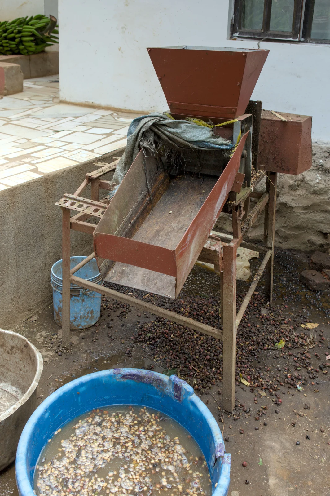 Kaffeeentpulper neben einem Waschbecken auf einer Farm in Tansania