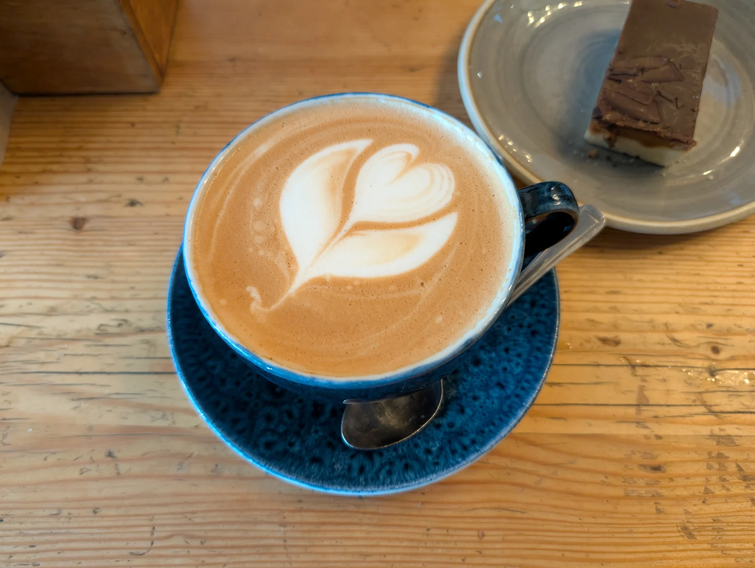 Entkoffeinierter Latte bei Trading Post Coffee Roasters in Brighton