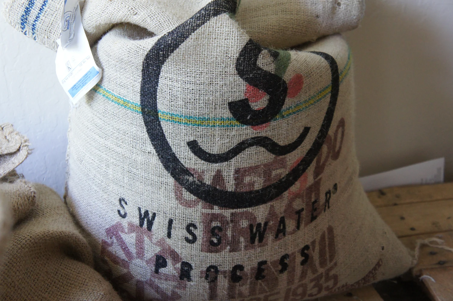 Ein Kaffeesack mit der Aufschrift Swiss Water Process