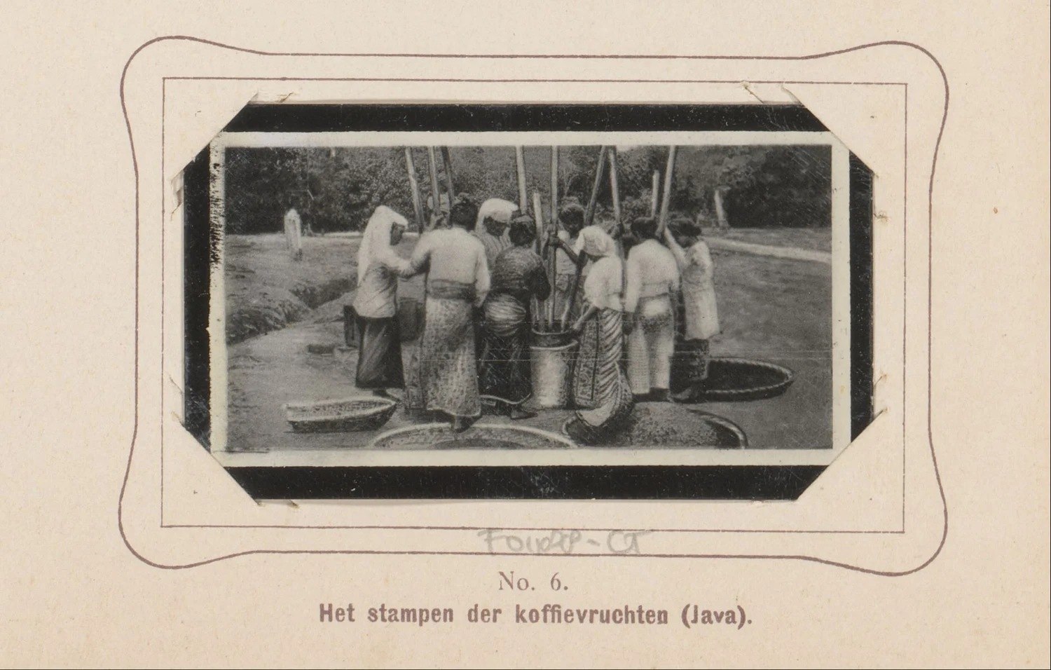 Historische Schwarz-Weiß-Szene von Frauen beim Stampfen von Kaffeefrüchten auf Java